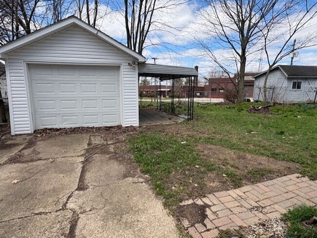 Building Photo - Cozy 2-Bed Single-Family in East Akron — Pet-Friendly, Garage + Covered Patio