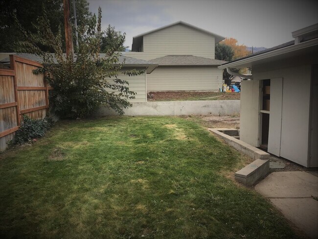 Building Photo - Oversized (@ whopping 2,600+ Sq. Ft.), Beautifully Charming 3-Bed, 2-Bath Home in Wenatchee!!