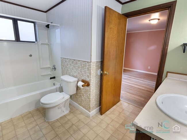 Building Photo - $500 OFF Special - Beautiful 4 Bed/1 Bath Home in Astoria
