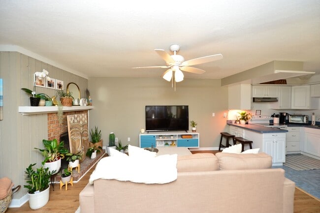 Building Photo - Just Blocks from Beach!