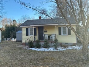 Building Photo - Adorable Tiny Home in the heart of Williamsburg literally steps to W&M Law School Available 3/1/26