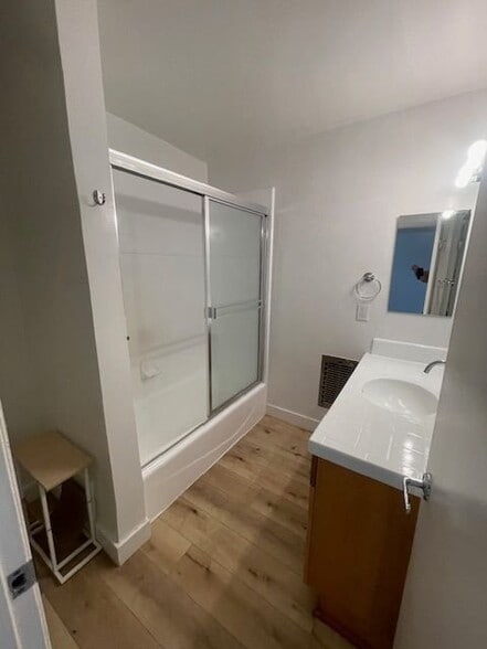 Building Photo - 808-812 Westmount Dr