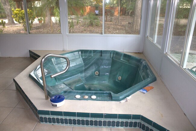 Building Photo - 3/2/3 Spring Hill Home