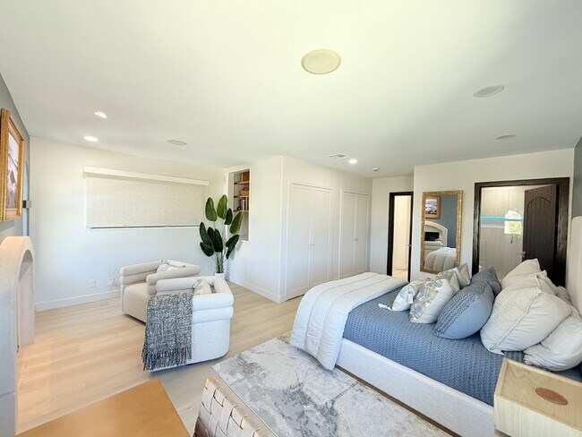 Building Photo - Experience Luxury at Windansea Beach: with...