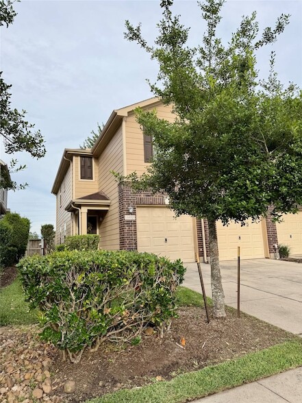 Building Photo - 16010 Limestone Lake Dr