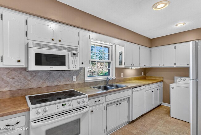 Building Photo - 259 Shoreline Dr