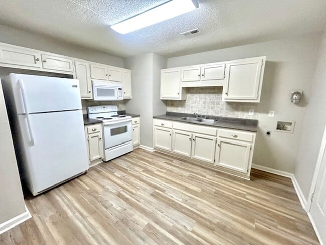 Building Photo - Newly Renovated 3 Bedroom Home!