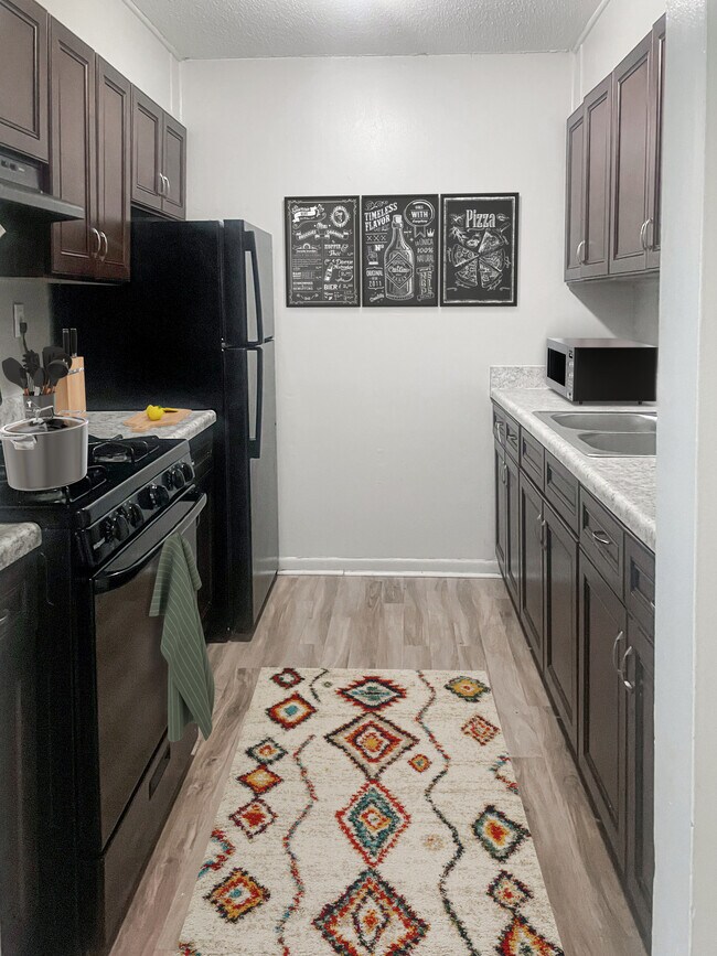 Building Photo - Pinewood Manor Apartments