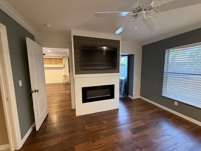 Building Photo - NEWLY LISTED!! Beautifully Updated 3-Bed/2-Bath Home in Sarasota!