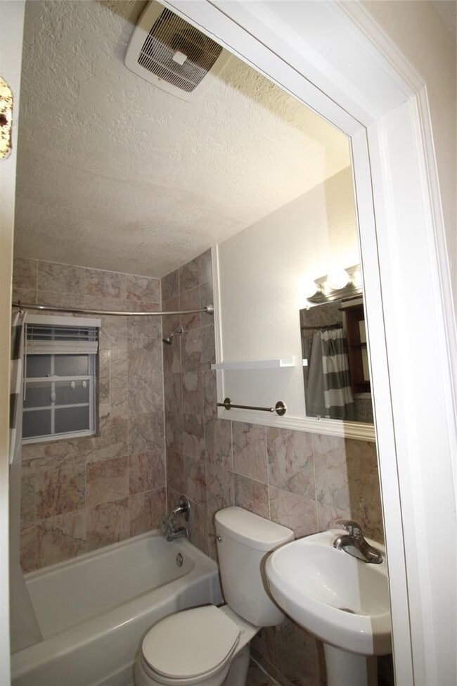 Building Photo - 2000 E Alameda St