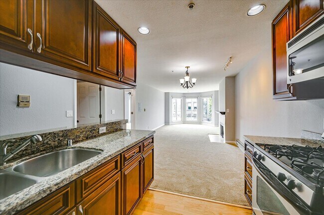 Building Photo - Prime Location 3 Bedroom Condo - Please Co...