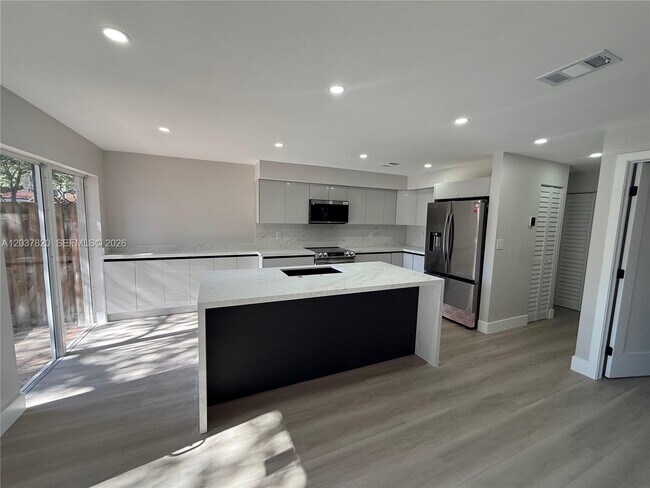Building Photo - 7502 SW 109th Pl