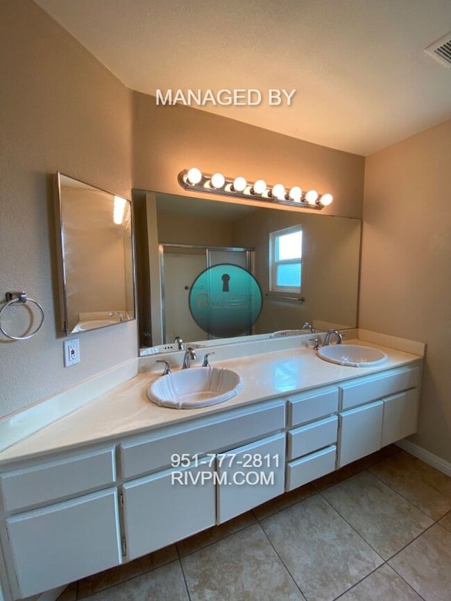 Building Photo - Beautiful single story home located in Riverside!