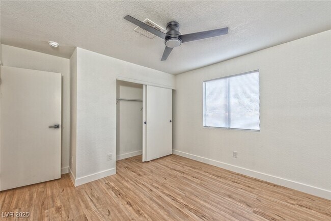 Building Photo - 1216 Observation Dr
