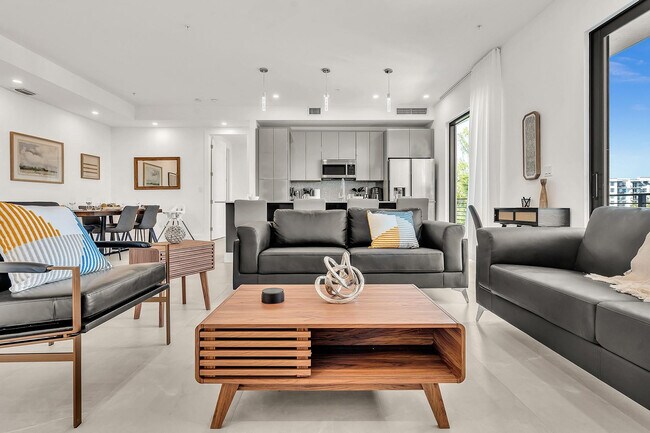 Building Photo - 2100 Miami Rd