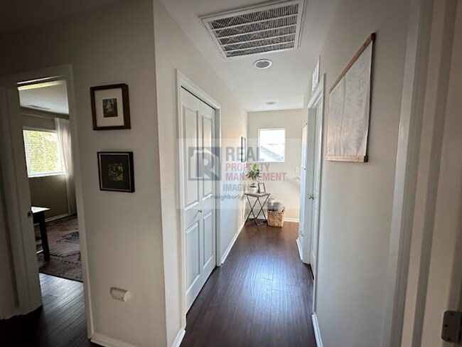 Building Photo - Check out this adorable 3 bedroom, 2.5 bath home!