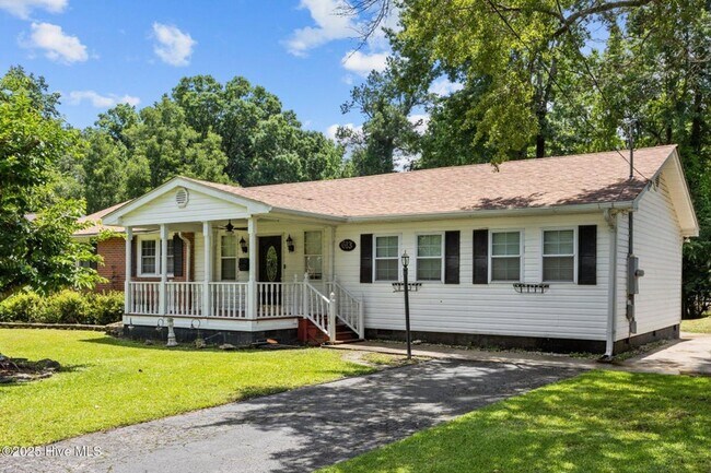 Building Photo - 613 Maple St