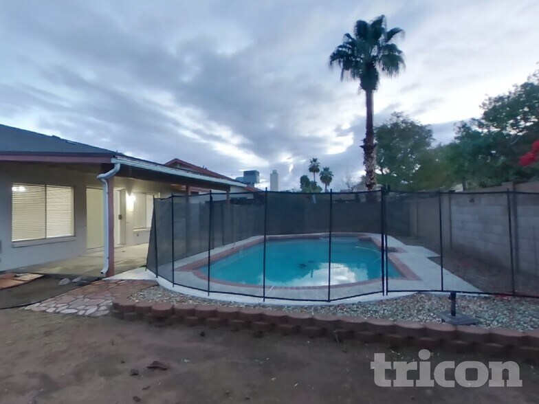 Building Photo - 8621 W Willow Ave