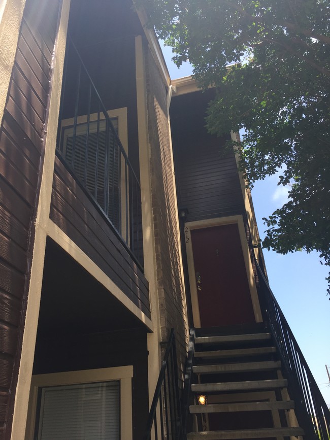 Building Photo - Briarbend Apartments