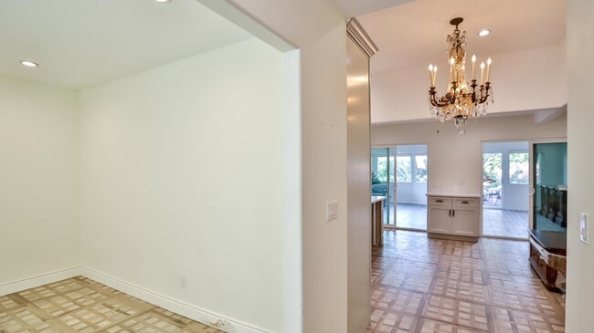 Building Photo - Spacious Home in Garden Grove for Lease