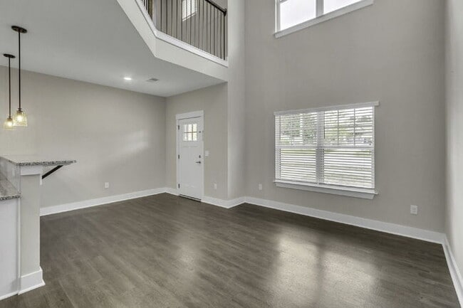 Building Photo - Modern 2BD, 2.5BA Townhouse with Large Loft in Travelers Rest