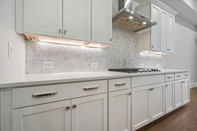 Building Photo - 123 Village Green Ave