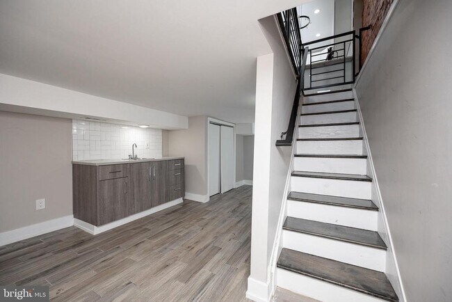 Building Photo - 1443 N Hollywood St