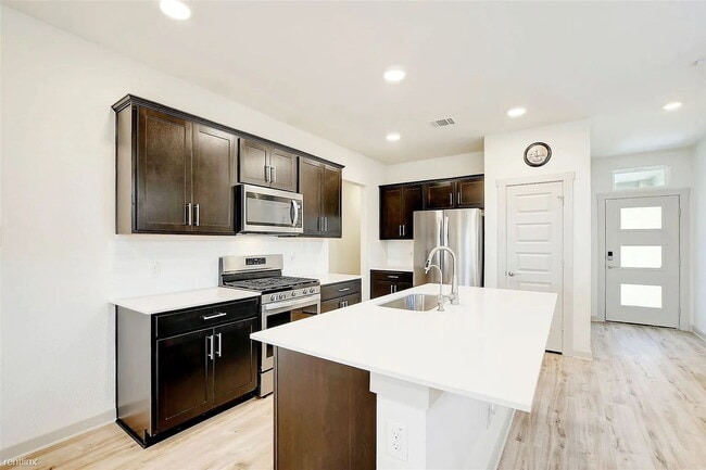 Building Photo - 121 Fairfax Ave