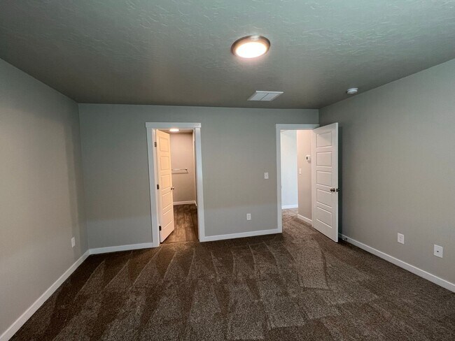 Building Photo - Newer 3 bed 2 bath with a home office just...