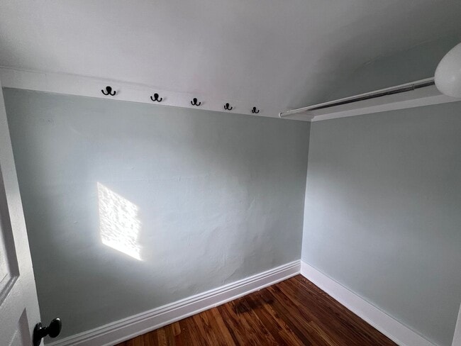 Building Photo - East Hills upper duplex!