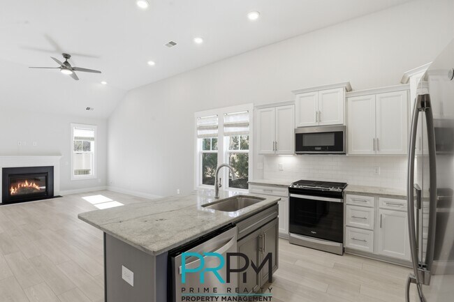 Building Photo - 2 Thornfield Dr