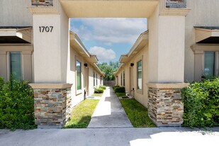 Building Photo - 1707 W Smith Dr