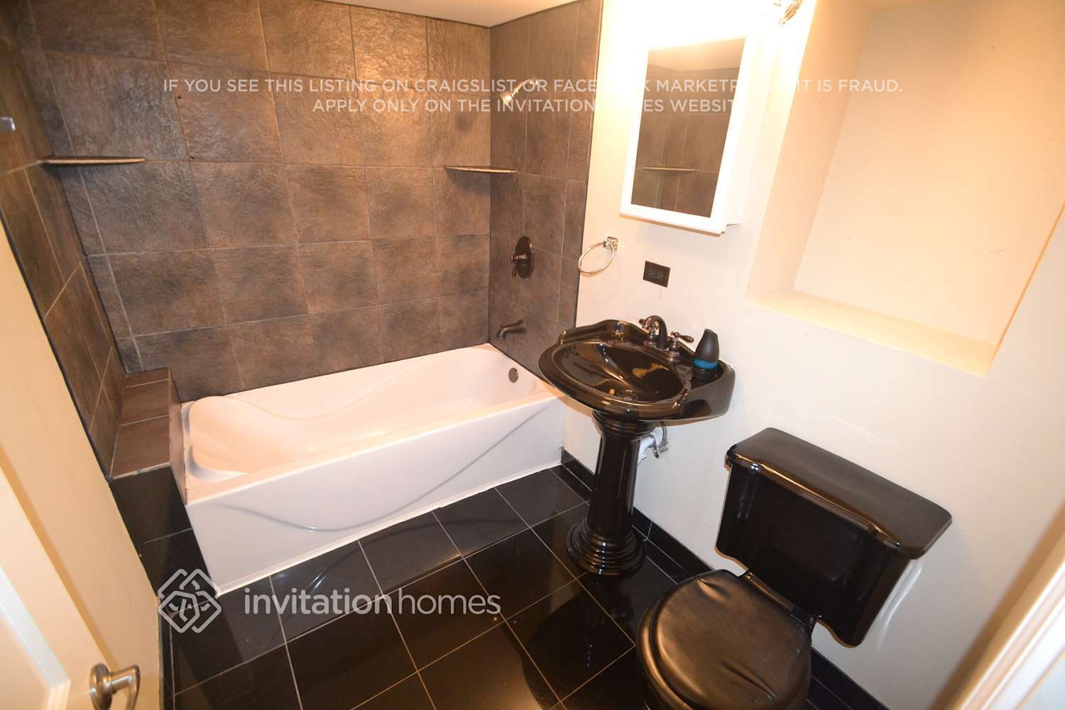 Building Photo - 4046 N McVicker Ave