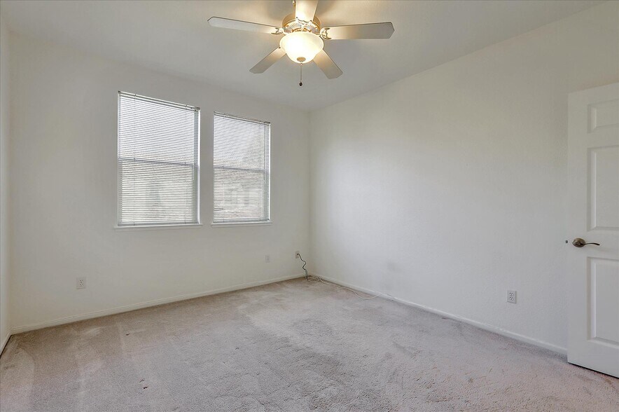 Building Photo - 952 S 11th St