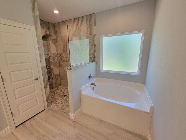 Building Photo - 1628 Ponderosa Dr