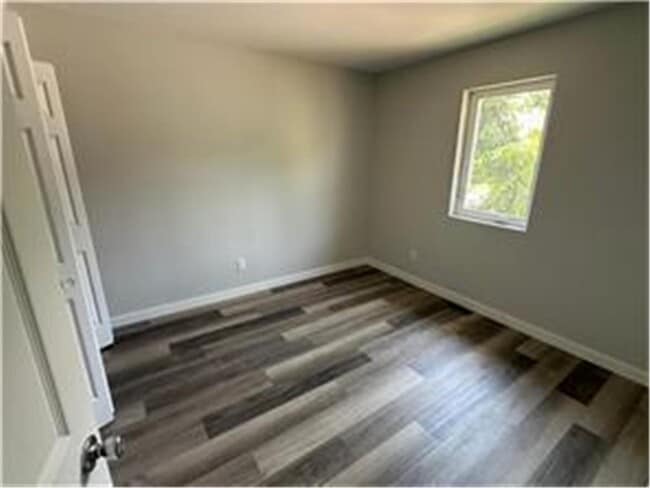 Building Photo - 468 Thomas Ave W