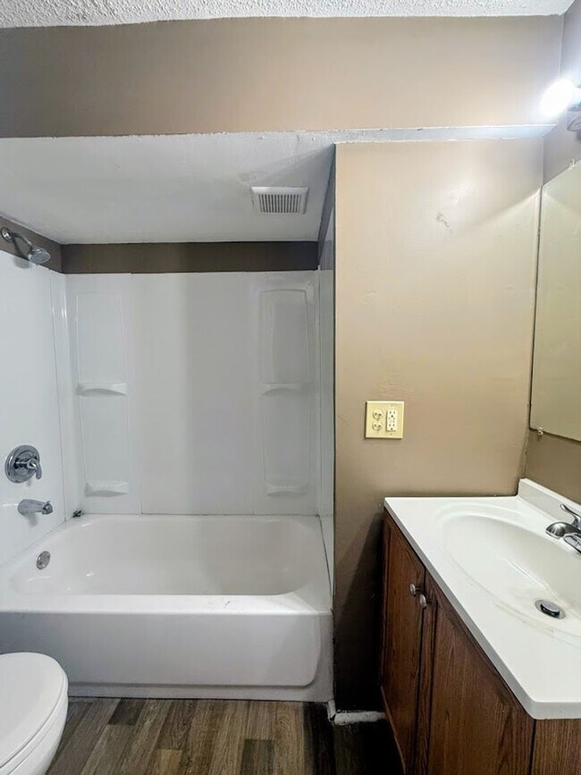 Building Photo - 729 Mallison Ave