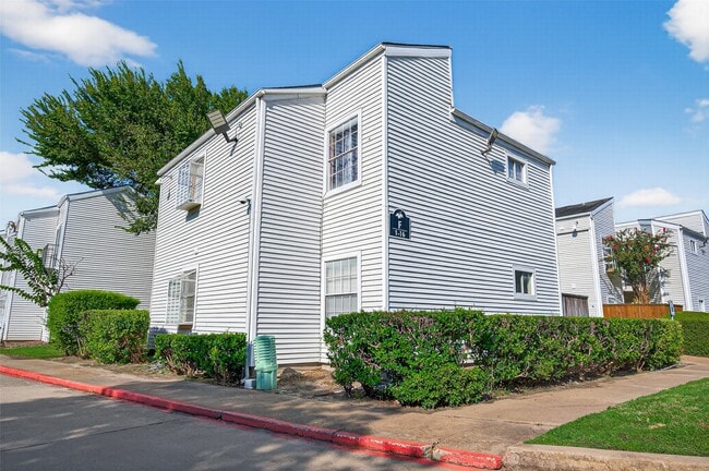 Building Photo - 9809 Richmond Ave.