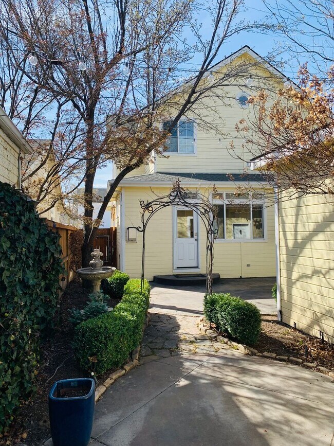 Building Photo - Beautiful Home In South East Boise!