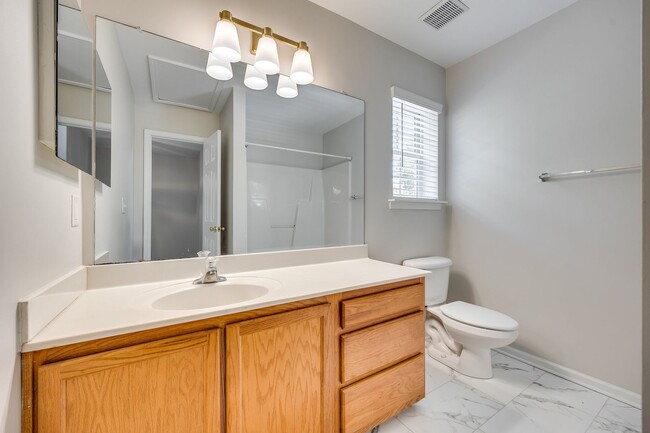 Building Photo - Beautiful 2 Bed 2.5 bath townhome in Benni...