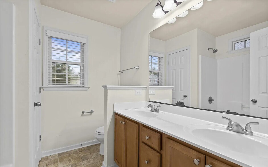 Building Photo - 1003 Wt Whitehead Dr