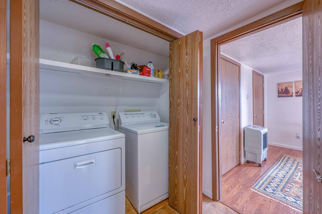 Building Photo - 104 Meadowood