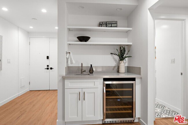 Building Photo - 321 S San Vicente Blvd