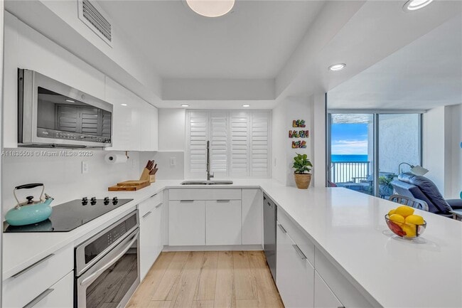 Building Photo - 2655 Collins Ave