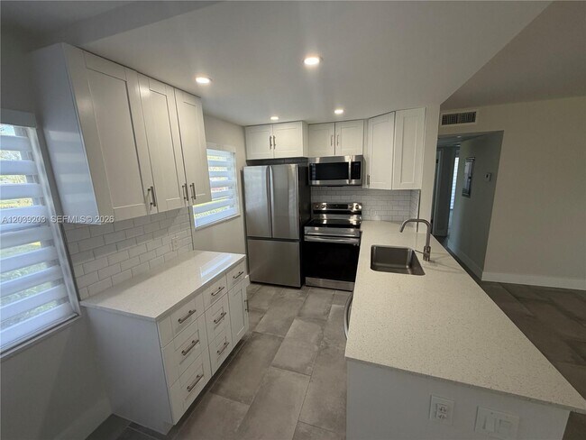 Building Photo - 136 Brighton D