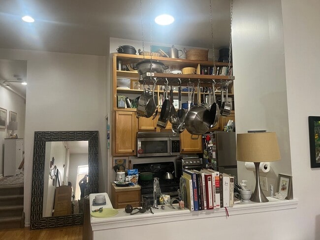 Building Photo - Bright Old City Loft