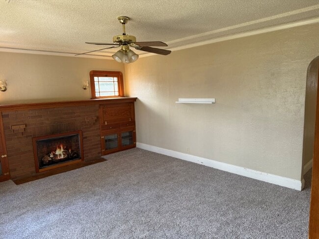 Building Photo - Rare 2 Bedroom Home Downtown Dixon *Star R...