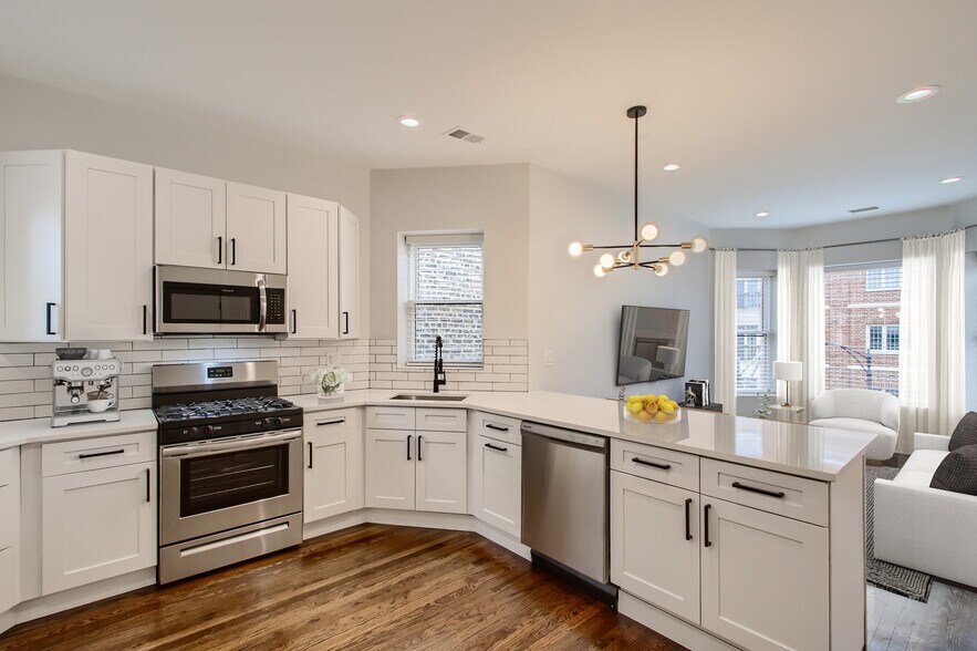 Building Photo - 1452 W Irving Park Rd