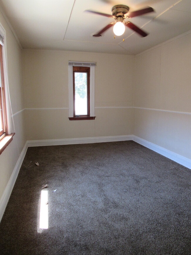 Building Photo - 321 W Elm St