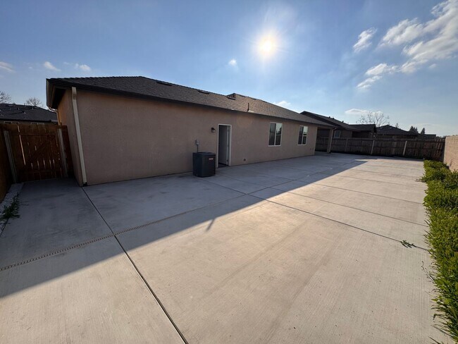 Building Photo - Newer home for rent in Visalia